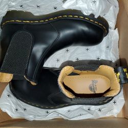 Dr. MARTENS Chealsea Smooth Leather Boots. PLS, read description 