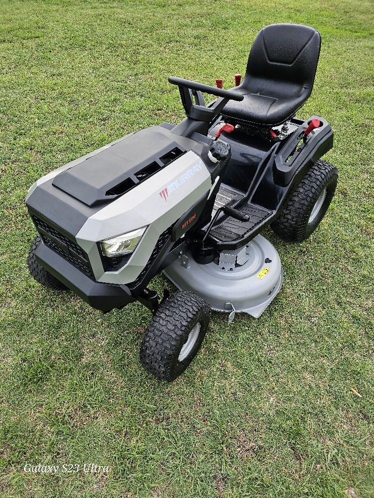 Murray
MT100 42 in. 13.5 HP 500cc E1350 Series Briggs and Stratton Engine 6-Speed Manual Gas Riding Lawn Tractor Mower