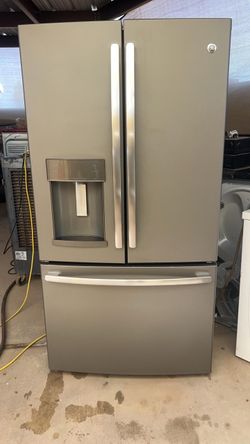 GE French Door Refrigerator with Ice and Water Dispenser