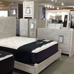 Paxberry 4pc Queen Size Panel Bedroom Set