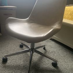 Spin like a coin! In this fun chair. Repair of wheel needed. Can make price fair :-)