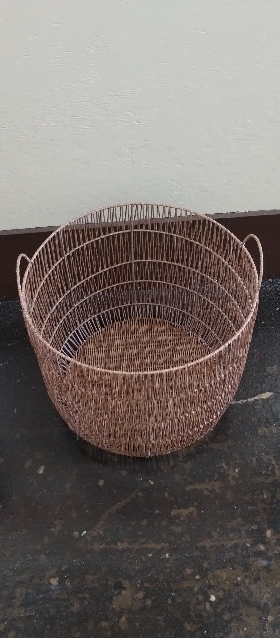 XL Straw Wire Basket With Handles
