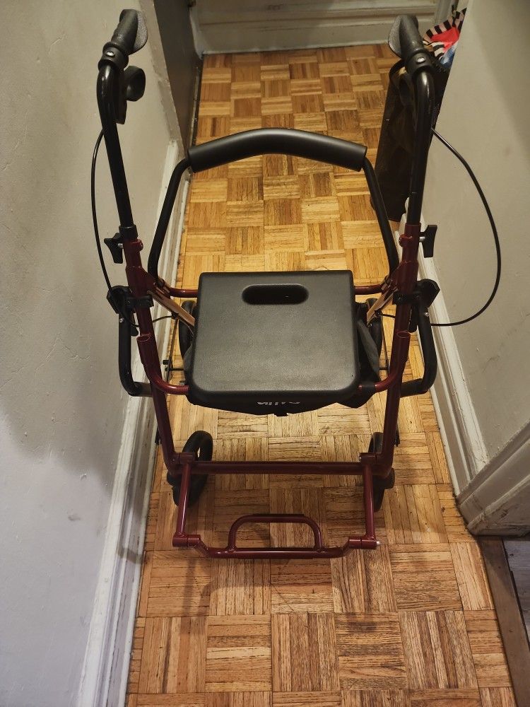 WHEELCHAIR / WALKER 2 IN 1 MADE BY DRIVE
