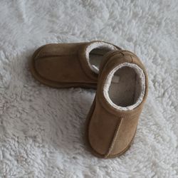 warm shoes like uggs size 6