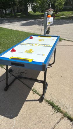 Air hockey table