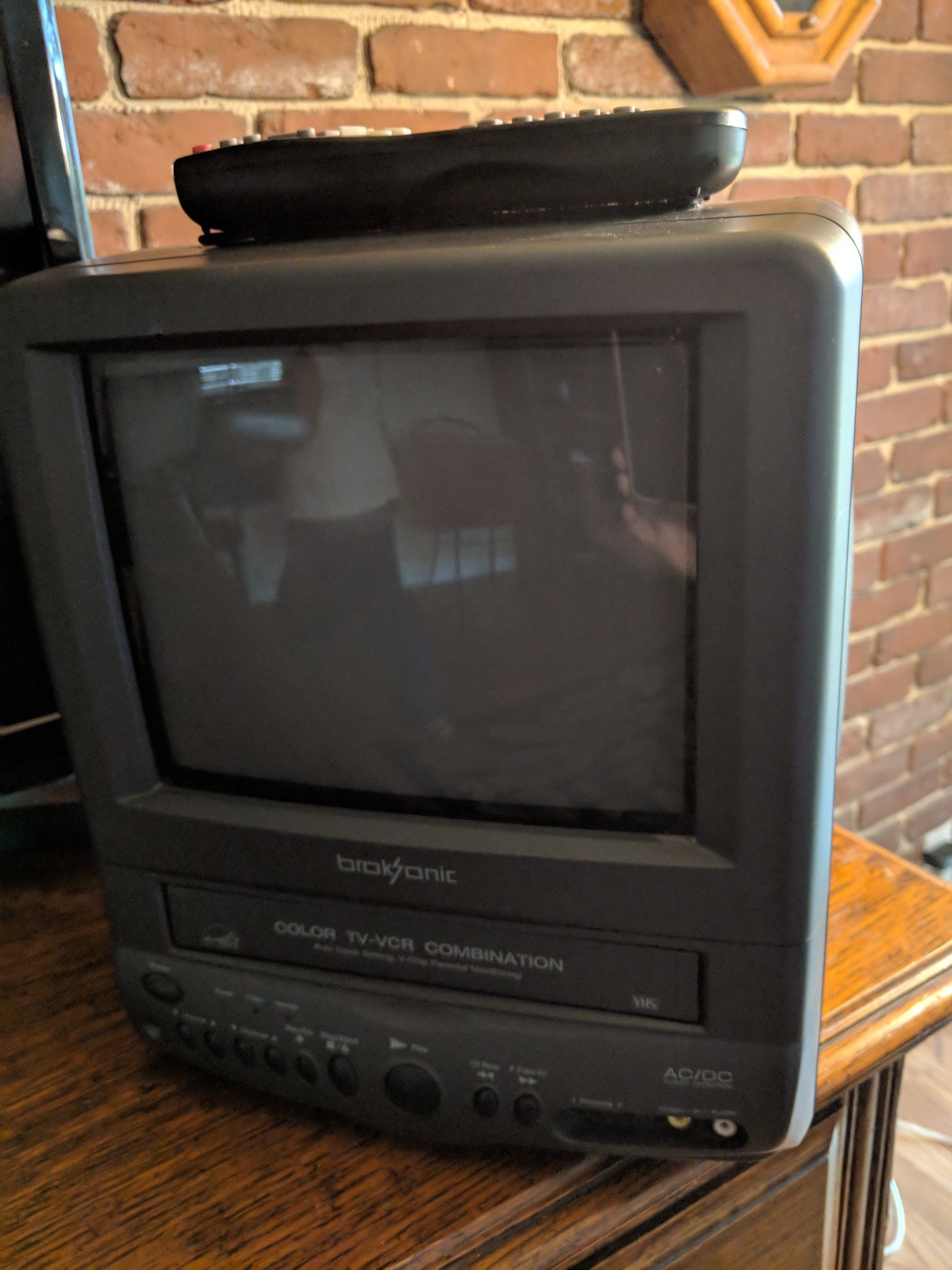 Broksonic 9" Cable ready color tv/vcr combo