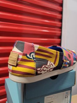 TOMS Slip-On Shoes Multicolor Print Size 5.5