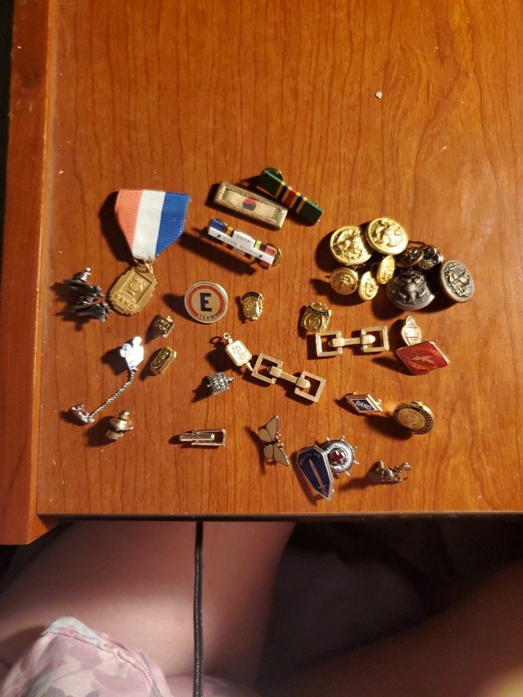 Lot Of Vintage Pins, Clips & Buttons