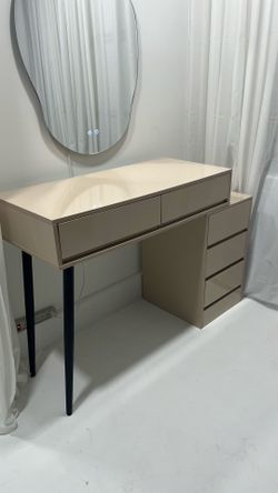 Modern Vanity Desk – Excellent Condition