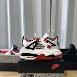 Air Jordan 4 Retro “ Fire Red “