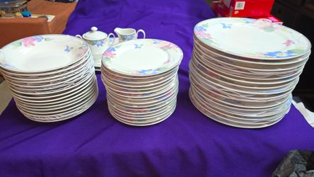 Gibson Aurora Floral 53 pc Dinnerware Set Service for 16 And Service Pieces Some light surface cutleryscratches on Pieces see last picture M2D001
Incl
