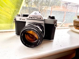 Pentax K1000 35mm film camera and bag