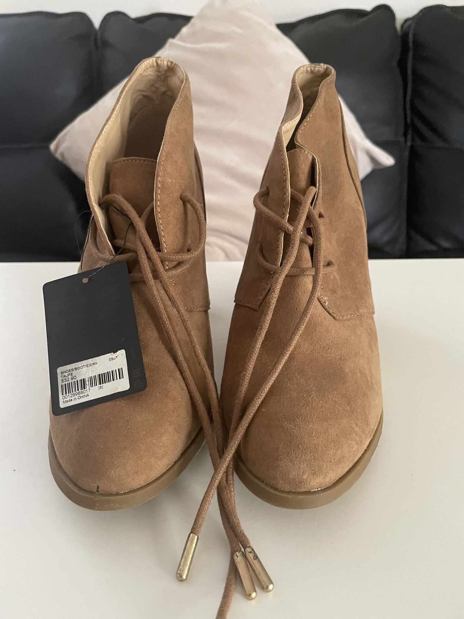 Women Boots Shoes $10 ( Brand New )