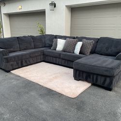Huge Grey Sectional Couch From Ashley Furniture * Almost New* | FREE Delivery 🚛