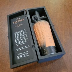 Empty Bottle Deconter Tequila Soledad Día De Los Muertos 13years with 
box. Pre-owned, perfect shape, please see photos for details.
Weight 4.5lb plus