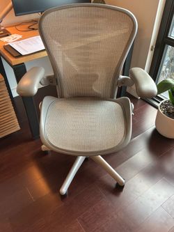 HermanMiller Aeron chair (size B)