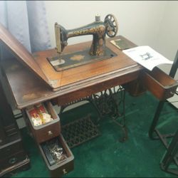 Vintqge Sewing Machine 