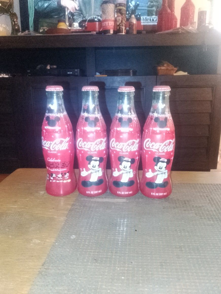 2003-2004 Disney Coca Cola Bottles 4qtyfull