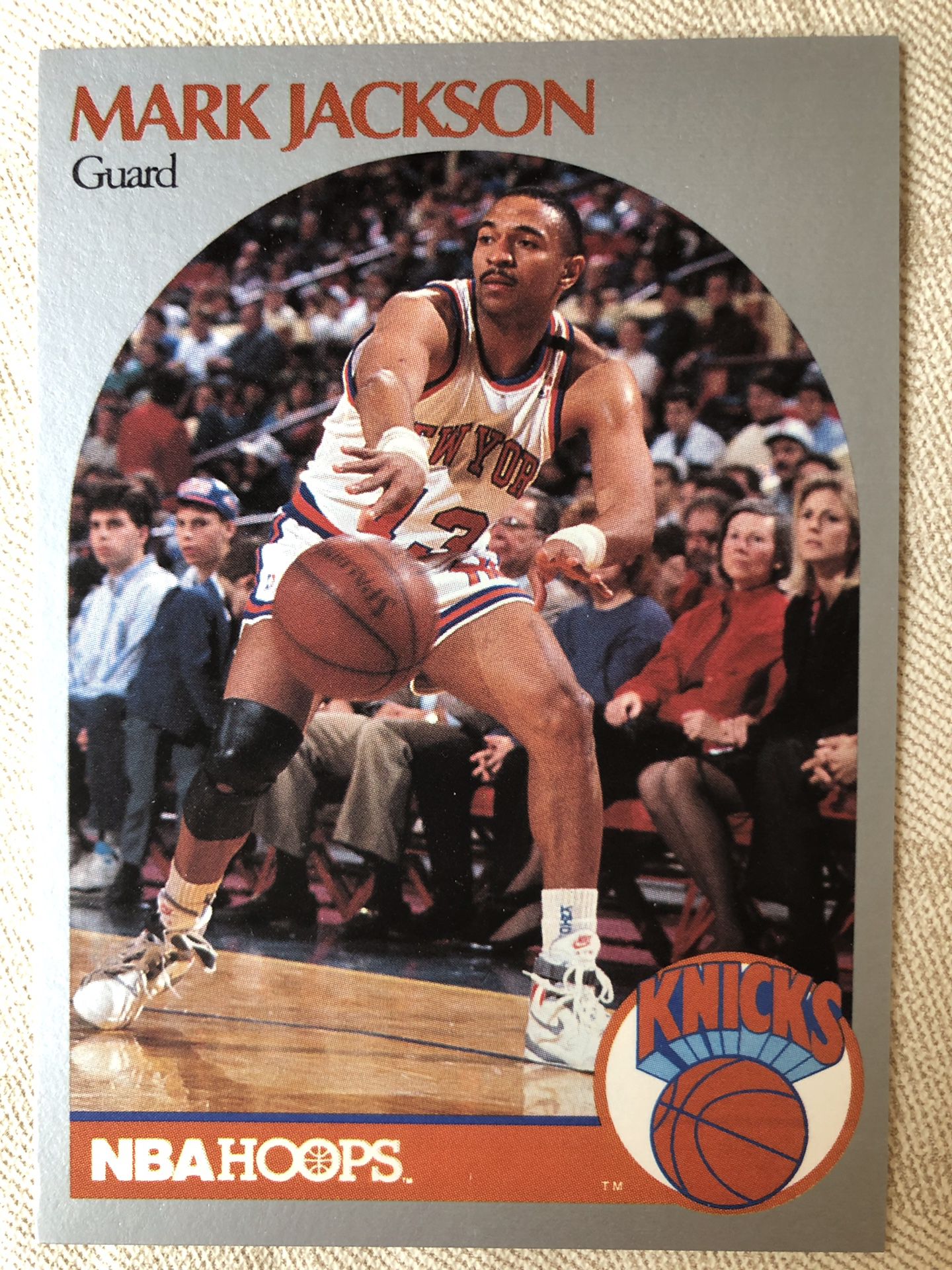1990 NBA HOOPS #205 MARK JACKSON W/ Menendez Brothers in Background - Mint Condition