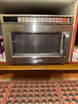 Panasonic NE-1757R Commercial Microwave Oven