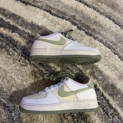 Nike Air Force 1 LV8 Muted Green  Youth 4.5