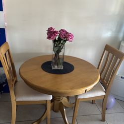 Mesa de comedor con dos sillas