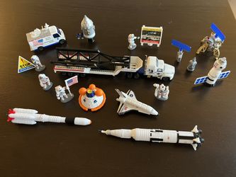 NASA space Center Mini Figurines Astronauts Ect