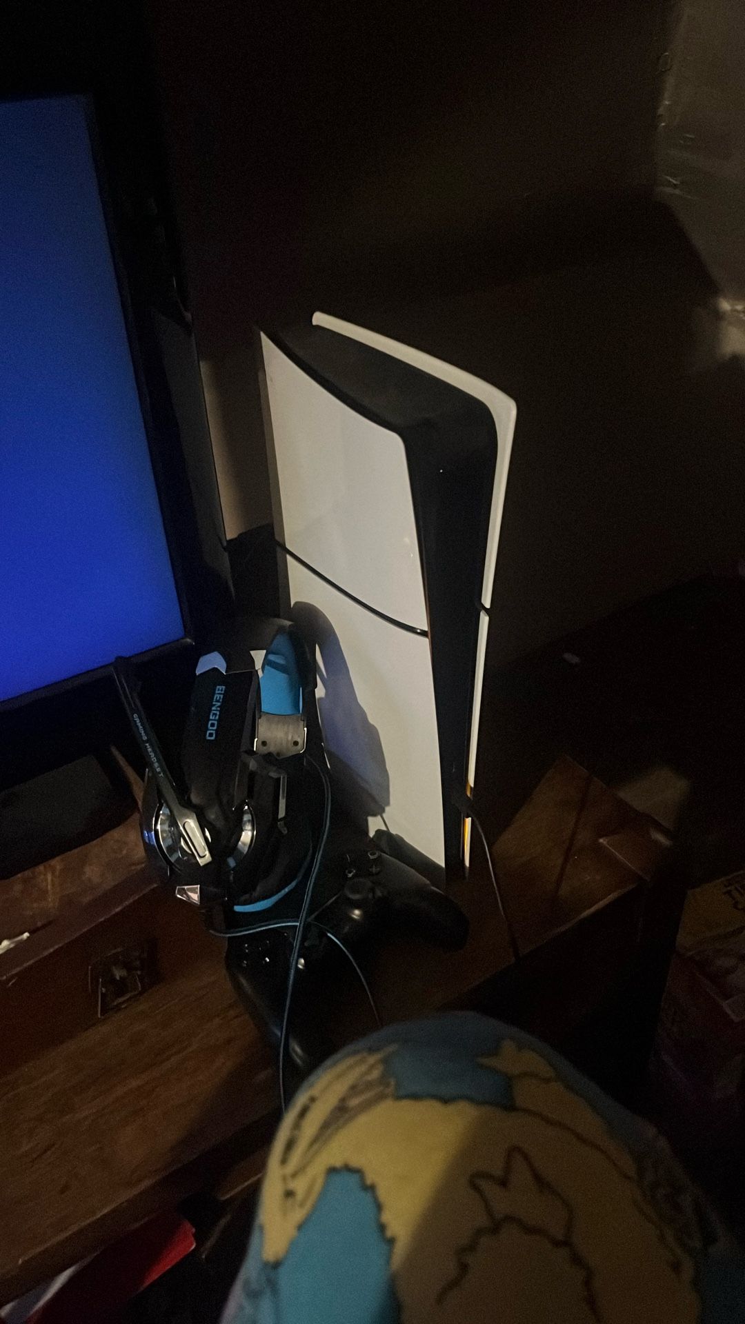 PS5 slim, 2 controllers & headset
