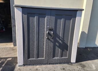 Lifetime storage shed 75x69x43 new just build