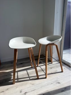 Modern white bar stools with wooden legs