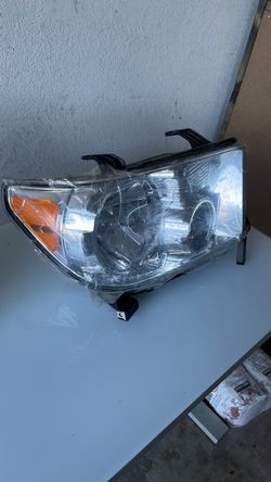 Toyota Sequoia / Tundra Passenger Side Headlight – 2001-2004