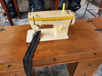 Sewing maching.  Máquina De Coser 