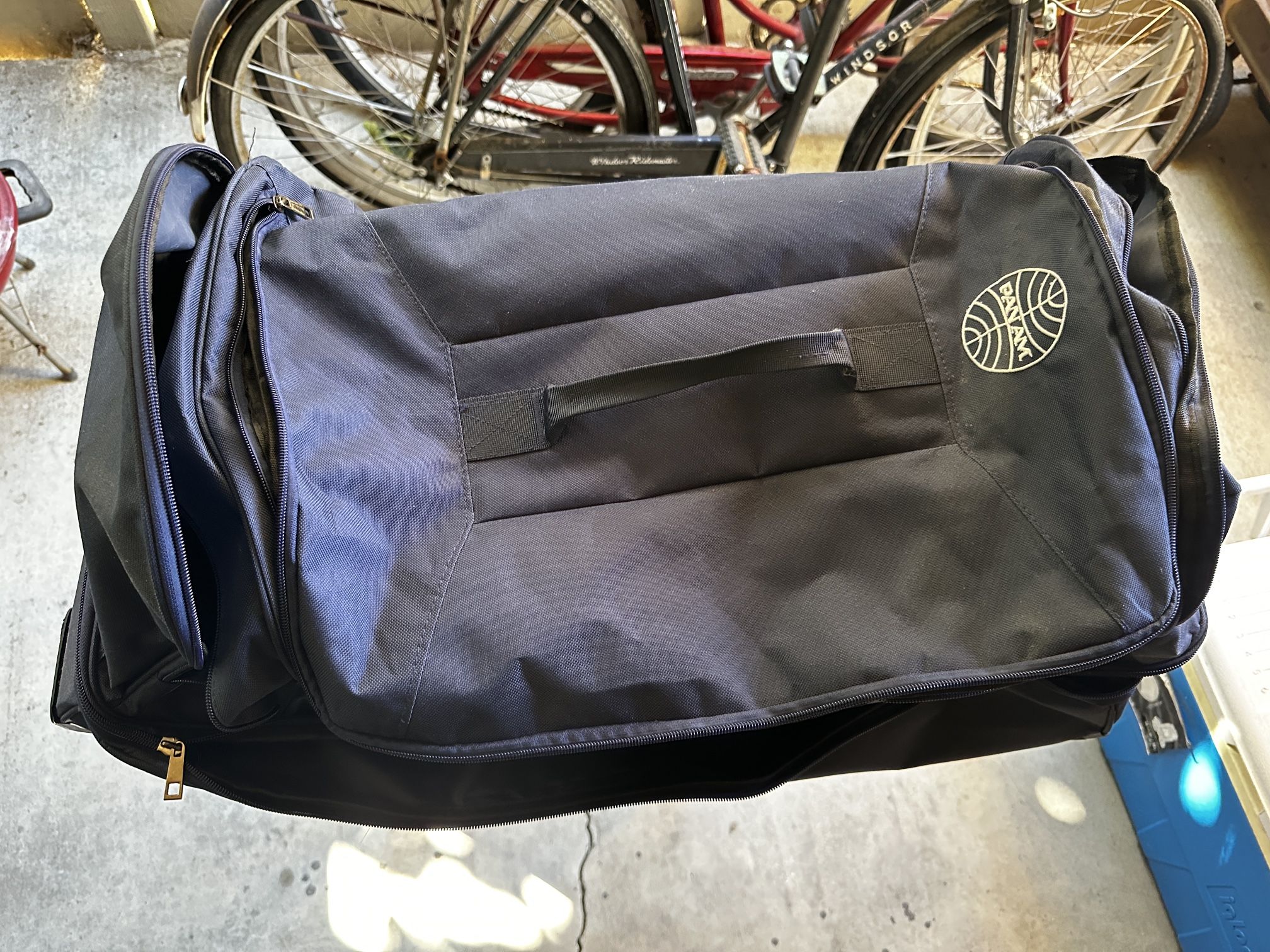 PAN AM AIRLINES NAVY BLUE RETRO ROLLING DUFFLE BAG