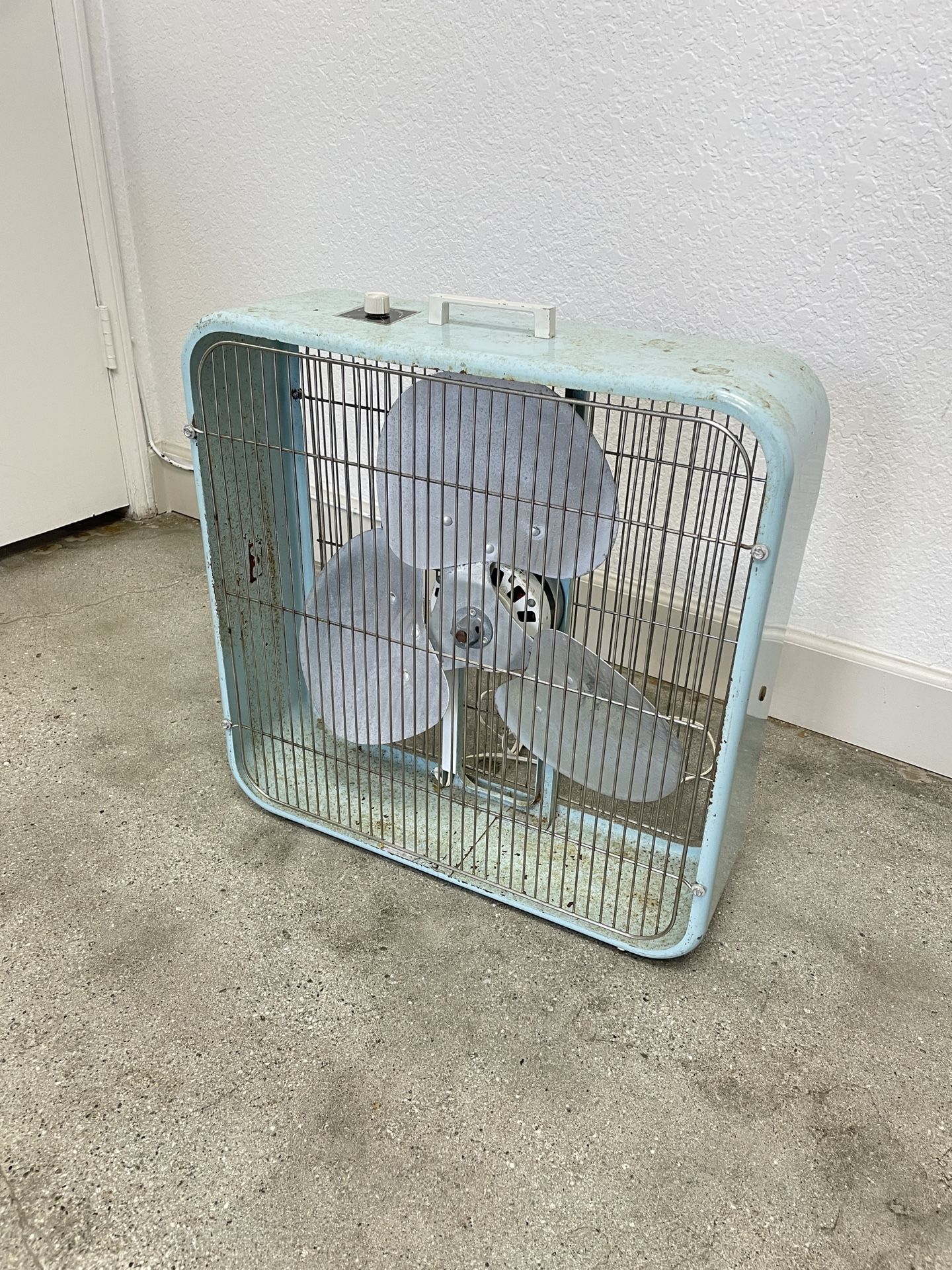 Vintage Lakewood 22 Box Fan H147