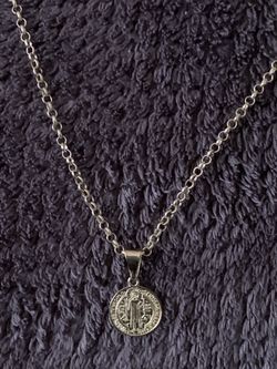 Cadena con dije de san Benito chapa de oro