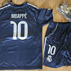 2025 real madrid home Away size

MBAPPE 

Full kit

Comes with jersey, shorts and socks 

Size available:
#22 5/6 years old
#24 6/8