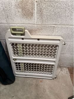 Pet safety gate