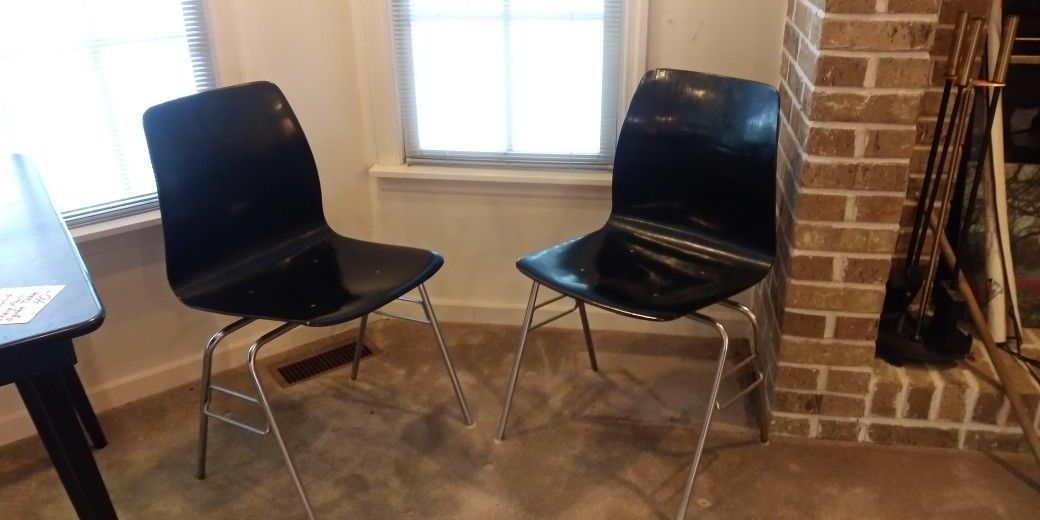 Black And Chrome Mid Century Modern pair of Chairs For Sale