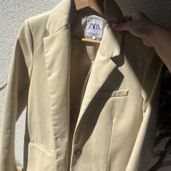 ZARA Beige Tailored Blazer – Like New