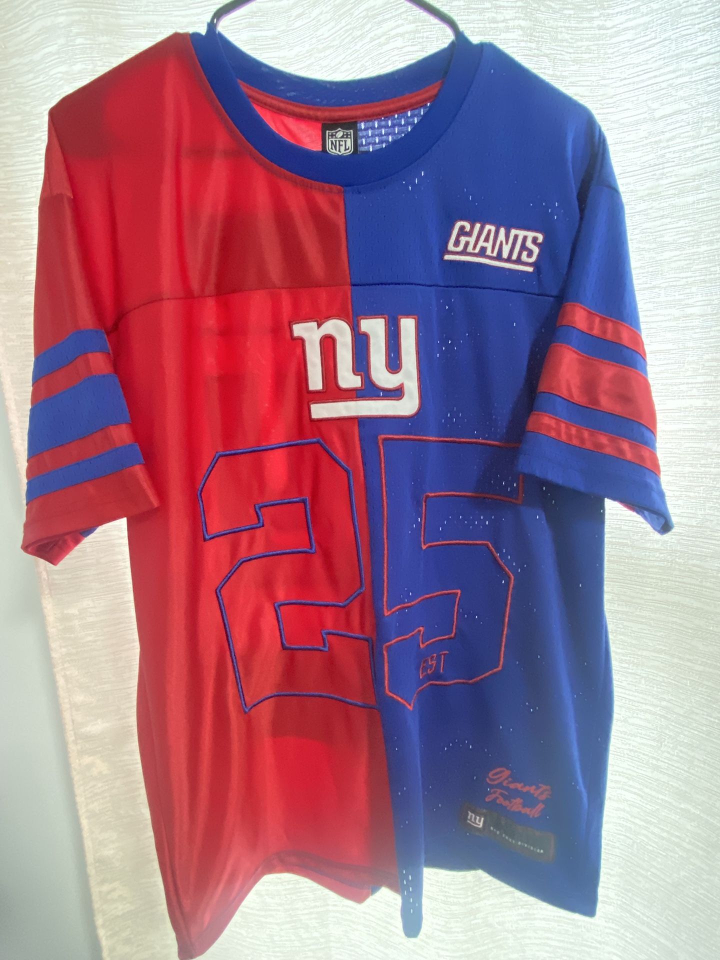 Giants fans! 🏈 Awesome split-color red/blue NY Giants jersey — great condition, barely worn.