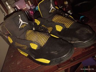 Air Jordan 4 Thunder Black Yellow Sneakers