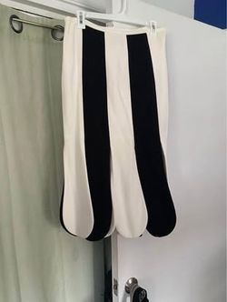 Black and white scallop skirt size 8