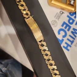 Se compra ORO de 10kt 14kt 18kt 24kt Esclavas Cadenas Anillos Joyas quebradas tambien compro  Tambien presto dinero al valor del ORO

I Buy GOLD 10kt 