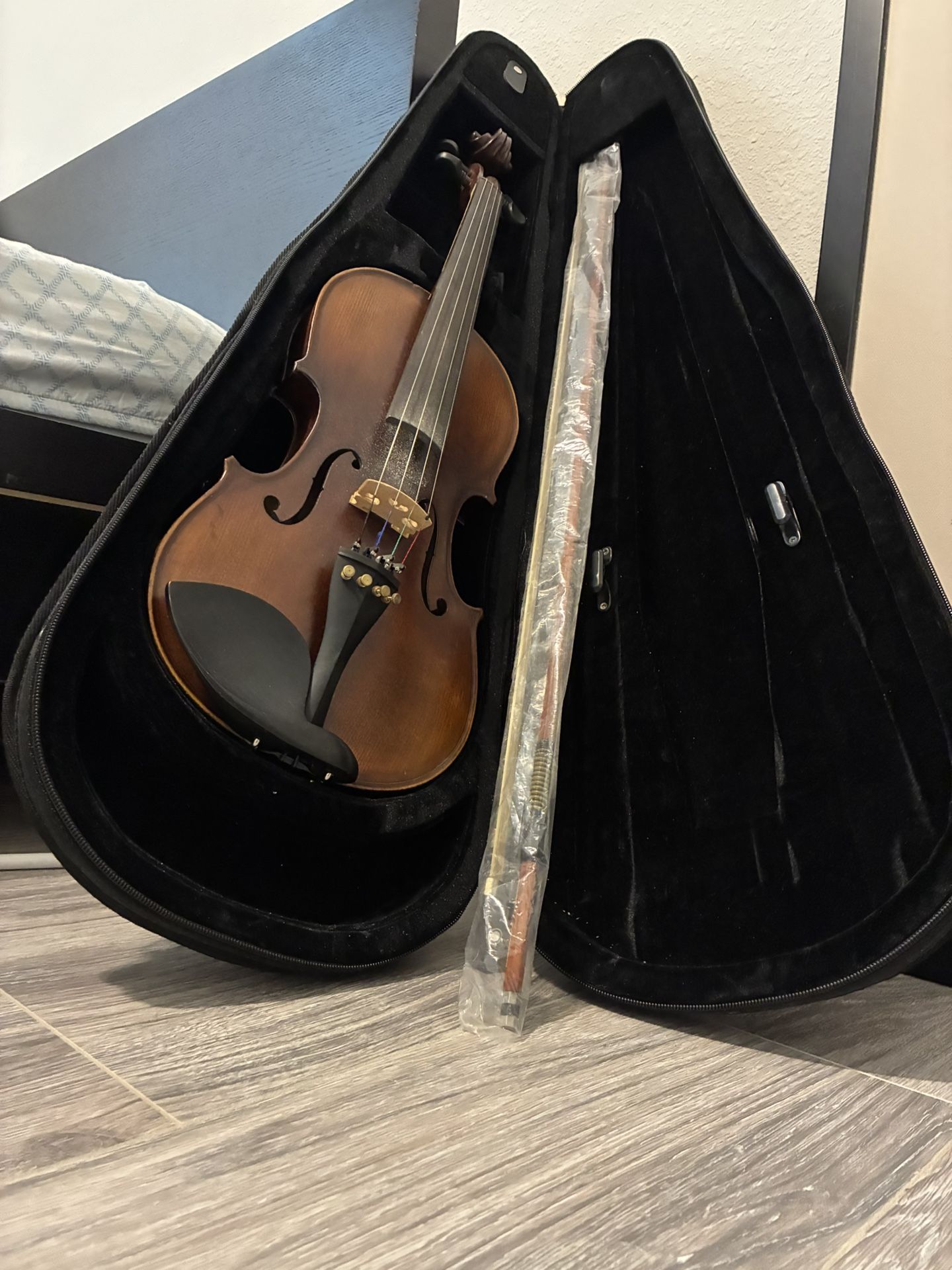 Full Size Violin with Case and Bow – Excellent Condition, Ready to Play