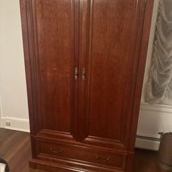 Ethan Allen Bedroom Set  With King Sleigh Bed 