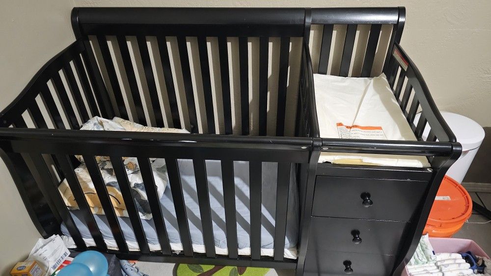 Mini Crib w/ Changing Table