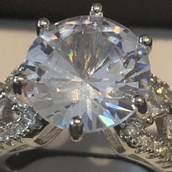 Gorgeous 925 Silver Ring W/ Clear Stones