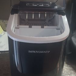 Black Ice Maker With Handle. NEW  Stainless Steel