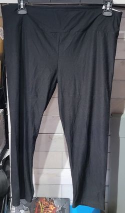 Black Fitted High-Rise Crop Leggings 
$5 (One Available In Size XXXL 21)
SBB-9