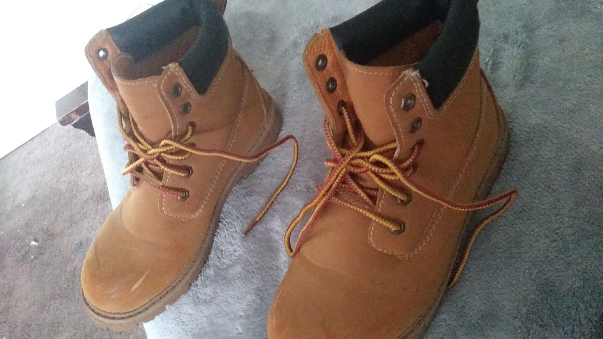 OZARK TRAIL SIZE #7 MENS WORK BOOTS IN MINT CONDITION ONLY 10$